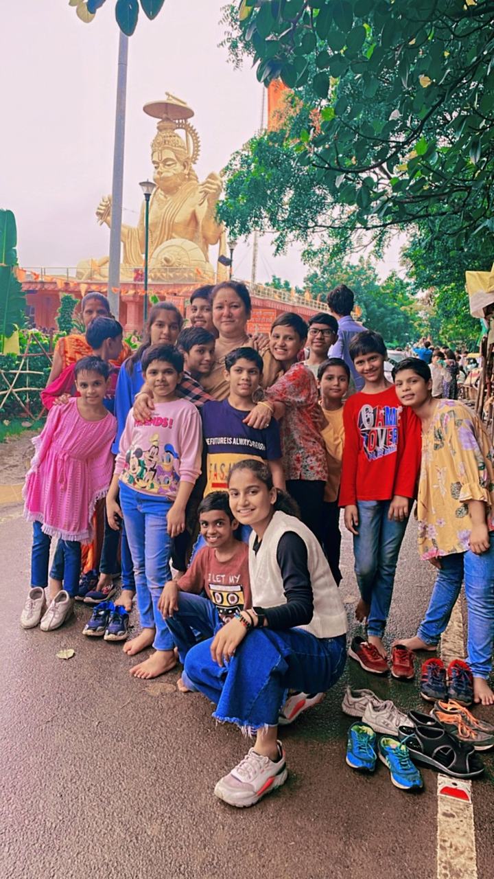 Children on an outdoor museum excursion