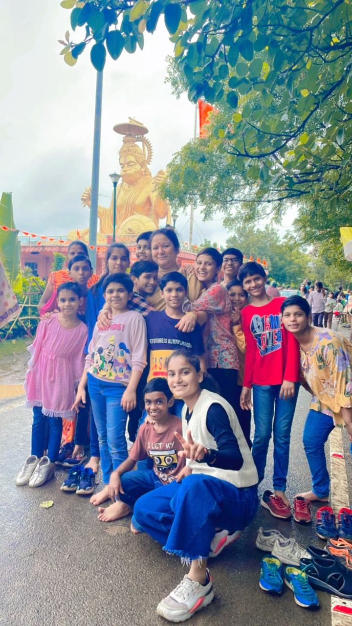Children on a group outing near a statue
